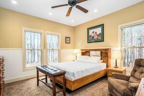 4 bedrooms, WiFi, bed sheets - Dreamy retreat near the lake with spacious deck, foosball, Ping-Pong & kayaks (Saugatuck)