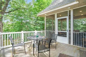 Outdoor dining - Dreamy retreat near the lake with spacious deck, foosball, Ping-Pong & kayaks (Saugatuck)