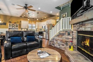 TV, fireplace, DVD player, table football - Dreamy retreat near the lake with spacious deck, foosball, Ping-Pong & kayaks (Saugatuck)