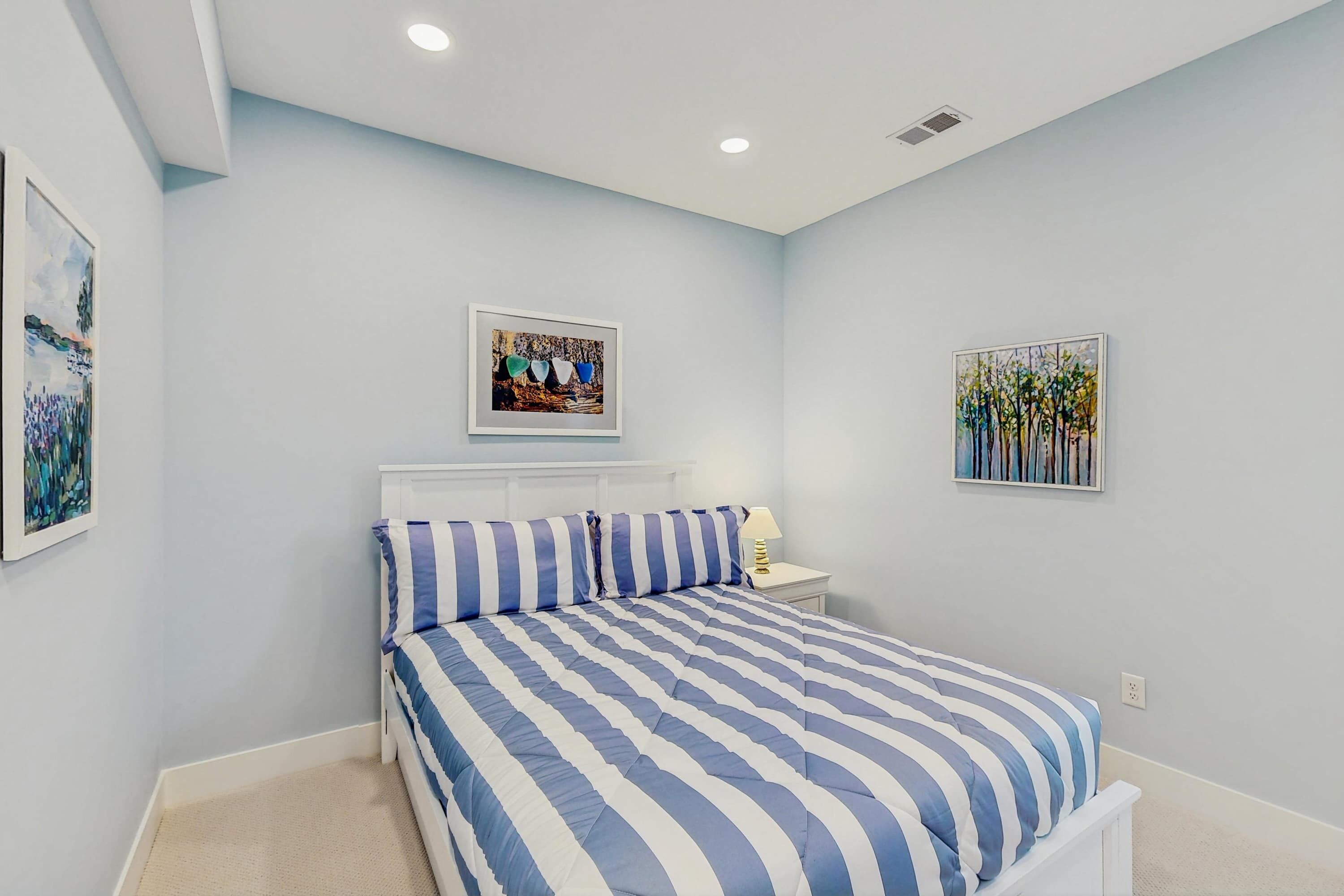 5 bedrooms, iron/ironing board, WiFi, bed sheets