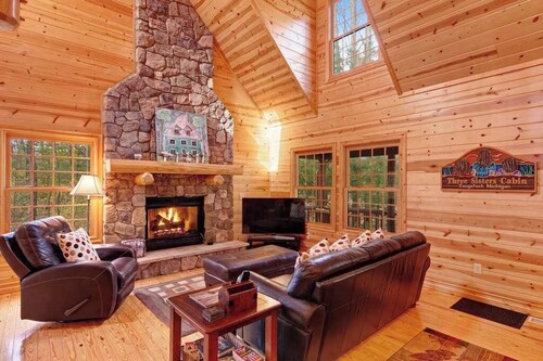 Cabin tucked in the trees with private hot tub & lake/pool access