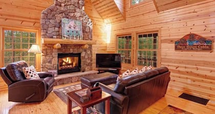 Cabin tucked in the trees with private hot tub & lake/pool access