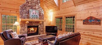 Cabin tucked in the trees with private hot tub & lake/pool access