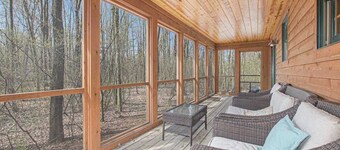 Cabin tucked in the trees with private hot tub & lake/pool access