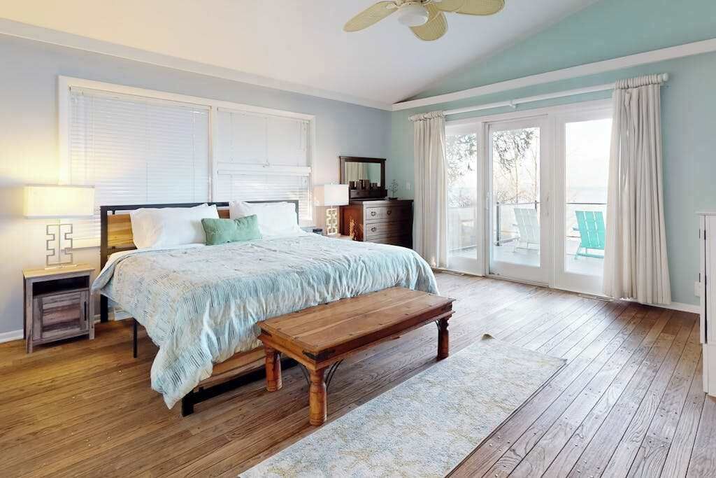 3 bedrooms, desk, travel cot, WiFi
