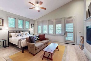 4 bedrooms, desk, iron/ironing board, travel cot - Stunning Lake Michigan Retreat w/ Pool, Hot tub, Grills, Fire pit, on the Beach (Coloma)