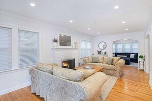 TV, fireplace, stereo, offices - Stylish & Well-Equipped Home with Private Outdoor Pool, WiFi, Deck, Gas Grill (Lakeside)