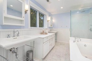 Shower, towels - Stylish & Well-Equipped Home with Private Outdoor Pool, WiFi, Deck, Gas Grill (Lakeside)