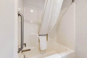 Shower, hair dryer, towels - Tranquil Lakeview Retreat in Suttons Bay, with a private sauna, & large yard (Suttons Bay)