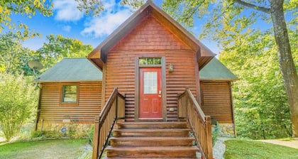 Charming lake cottage with a wet bar, firepit, fast WiFi, & washer/dryer