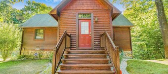 Charming lake cottage with a wet bar, firepit, fast WiFi, & washer/dryer