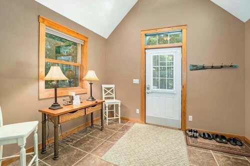 Charming lake cottage with a wet bar, firepit, fast WiFi, & washer/dryer