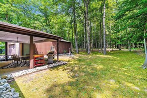 Outdoor dining - Cardinal Cabin | House in Honor (Honor)