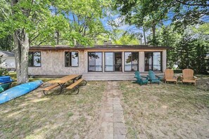 Outdoor dining - The Summer Cabin | Lakefront house in Interlochen with private beach access (Interlochen)