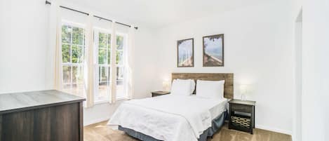 Tabla de planchar con plancha, wifi y ropa de cama