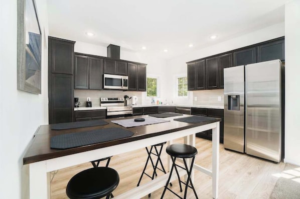 Fridge, microwave, oven, stovetop - Secluded & contemporary cottage with a washer/dryer, central AC, & firepit (Honor)