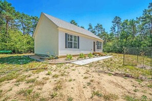 Exterior - Secluded & contemporary cottage with a washer/dryer, central AC, & firepit (Honor)