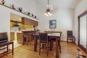 Dining - Spacious 3-level retreat w/ fireplace, wet bar, deck, tennis, skiing & golf near (Harbor Springs)
