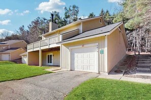 Exterior - Spacious 3-level retreat w/ fireplace, wet bar, deck, tennis, skiing & golf near (Harbor Springs)
