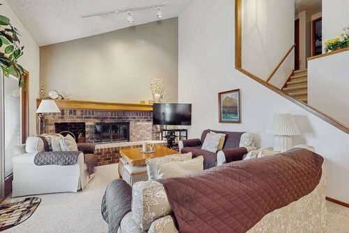 Spacious 3-level retreat w/ fireplace, wet bar, deck, tennis, skiing & golf near