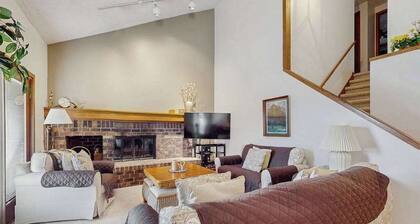 Spacious 3-level retreat w/ fireplace, wet bar, deck, tennis, skiing & golf near