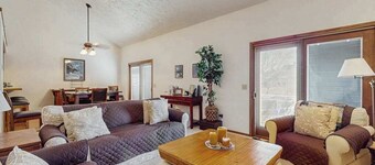 Spacious 3-level retreat w/ fireplace, wet bar, deck, tennis, skiing & golf near
