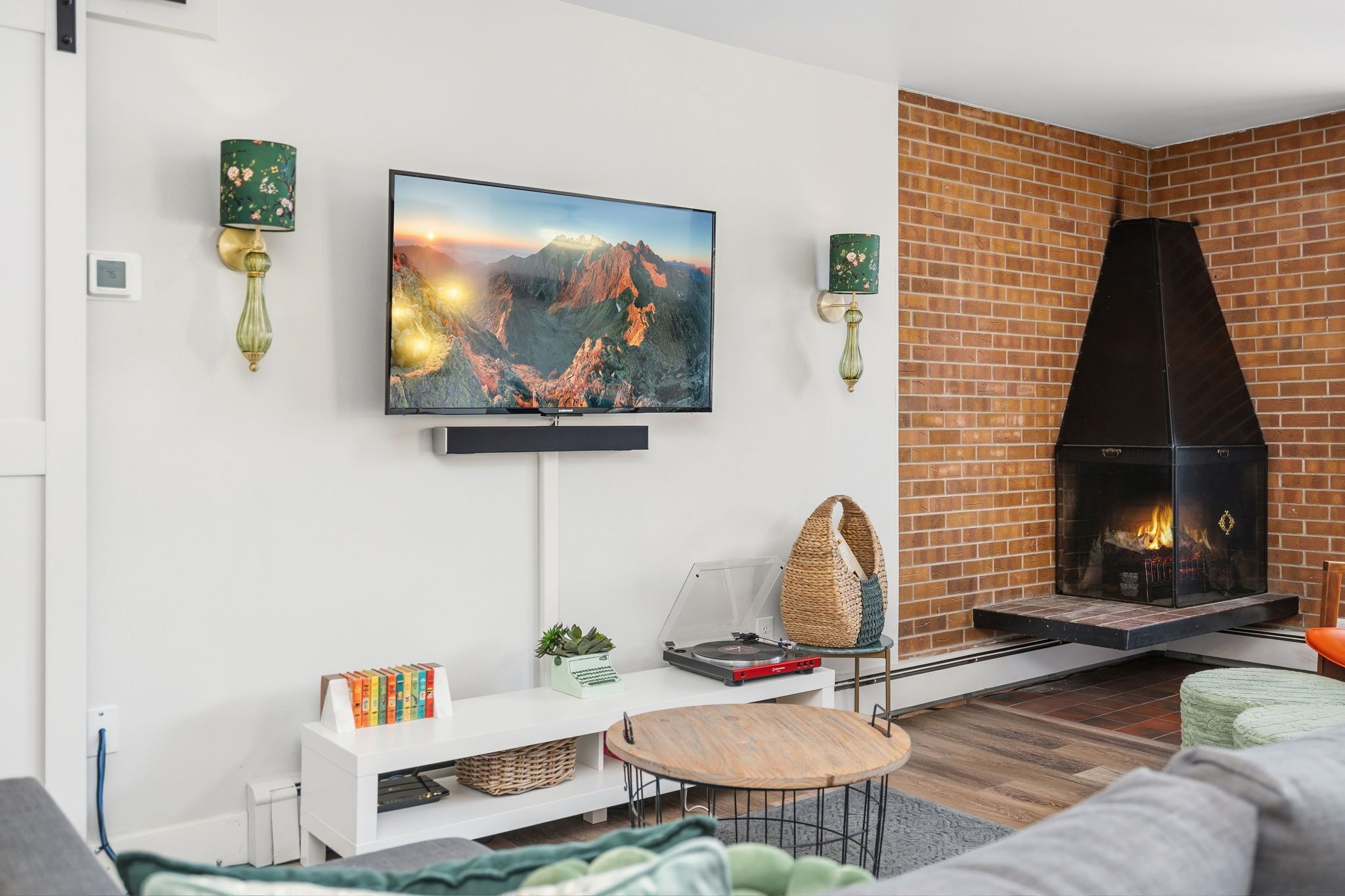 Smart TV, table tennis, books