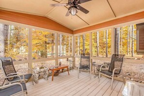 Terrace/patio - Family-friendly rustic cabin next to the slopes of Crystal Mountain (Thompsonville)