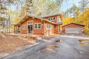 A two-story wooden house with a garage, surrounded by trees. - Family-friendly rustic cabin next to the slopes of Crystal Mountain (Thompsonville)