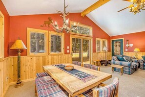 Dining - Family-friendly rustic cabin next to the slopes of Crystal Mountain (Thompsonville)