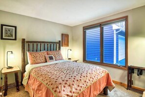 3 bedrooms, WiFi, bed sheets - Dog-friendly secluded home near Suttons Bay with water views, firepit, fireplace (Suttons Bay)
