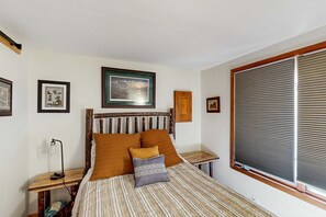 3 bedrooms, WiFi, bed sheets - Dog-friendly secluded home near Suttons Bay with water views, firepit, fireplace (Suttons Bay)