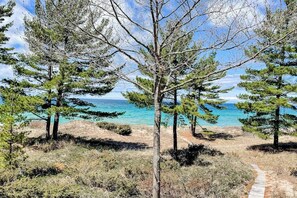 On the beach - Waterfront condo near skiing with beach access, on-site golf & fireplace (Glen Arbor)