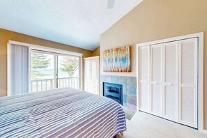2 bedrooms, desk, WiFi, bed sheets - Waterfront condo near skiing with beach access, on-site golf & fireplace (Glen Arbor)