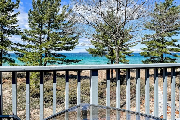 Property grounds - Waterfront condo near skiing with beach access, on-site golf & fireplace (Glen Arbor)