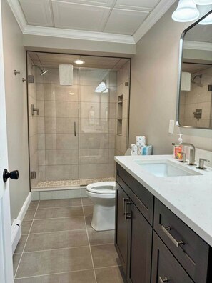 Shower, towels - Stylish retreat with a full kitchen, sunroom, & W/D access (Glen Arbor)
