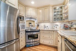 Fridge, microwave, oven, stovetop - Lake-view condo with private beach, fireplace, deck, washer/dryer, streaming (Glen Arbor)