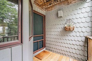 Interior - Lake-view condo with private beach, fireplace, deck, washer/dryer, streaming (Glen Arbor)