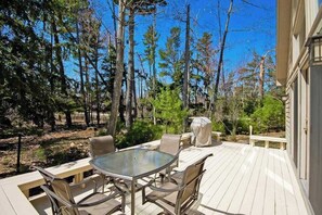 Outdoor dining - Dog-friendly home near the lake with a deck, fireplace, washer/dryer (Glen Arbor)