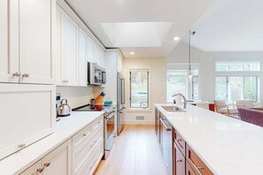 Fridge, microwave, oven, stovetop - Spacious remodeled home near the lake with a washer/dryer, central AC (Glen Arbor)