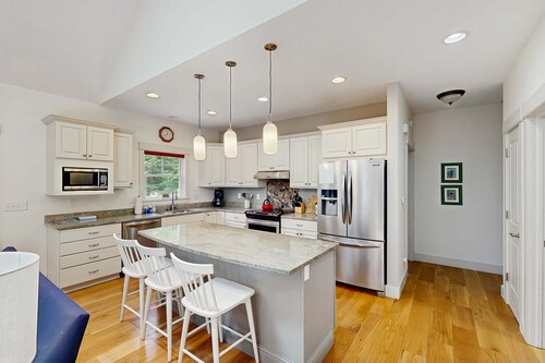 Downtown home near the lake with washer/dryer, firepit, backyard