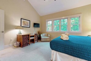 4 bedrooms, WiFi, bed sheets - Downtown home near the lake with washer/dryer, firepit, backyard (Glen Arbor)