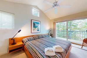 4 bedrooms, Internet, bed sheets - Beachfront condo with sunset & lake views, fireplace, washer/dryer (Glen Arbor)