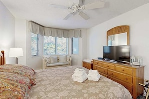 2 bedrooms, WiFi, bed sheets - Cheery beachfront condo in Glen Arbor's Homestead Resort with deck & fireplace (Glen Arbor)