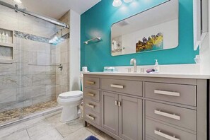 Een douche, handdoeken