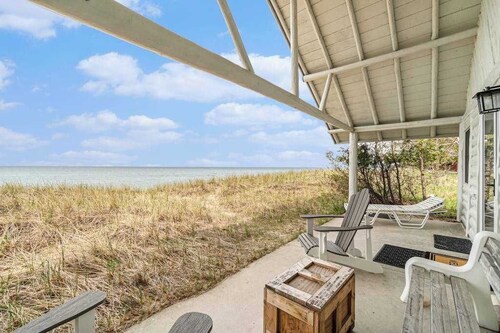 Lakefront cabin with 100 ft of Lake Michigan beach, full kitchen, loft, & deck