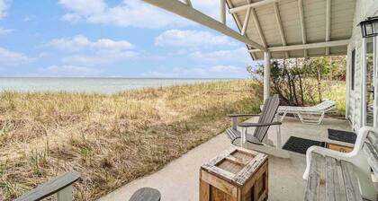 Lakefront cabin with 100 ft of Lake Michigan beach, full kitchen, loft, & deck