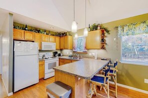 Fridge, microwave, oven, stovetop - Welcoming home in Downtown Glen Arbor with firepit, fireplace, washer/dryer (Glen Arbor)