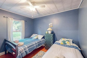 3 bedrooms, iron/ironing board, Internet, bed sheets - Dog-friendly downtown Glen Arbor home with deck, gas grill, and washer/dryer (Glen Arbor)
