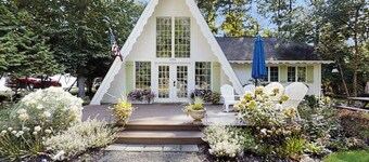 Dog-friendly A-frame home near beaches & downtown with firepit, deck, badminton